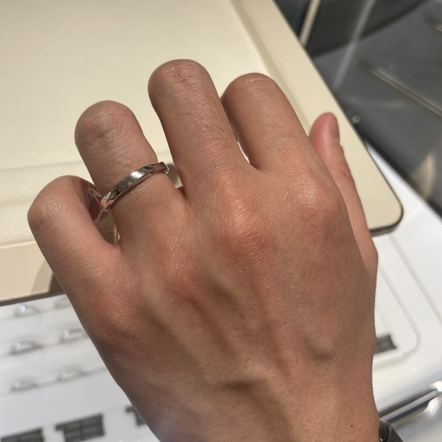 【グラフ(GRAFF)の口コミ】 シンプルながらもひねりのデザインが個性的すぎないポイントになっていて…