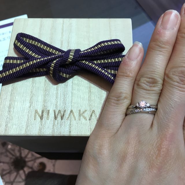【俄(にわか)の口コミ】 本当にたくさんの指輪を試着しましたが、結婚指輪は綺羅が一番しっくりき…