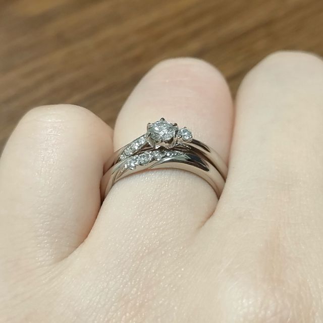 【銀座ダイヤモンドシライシの口コミ】 同じようなデザインのものはいくつかありましたが、こちらの指輪はメレダ…