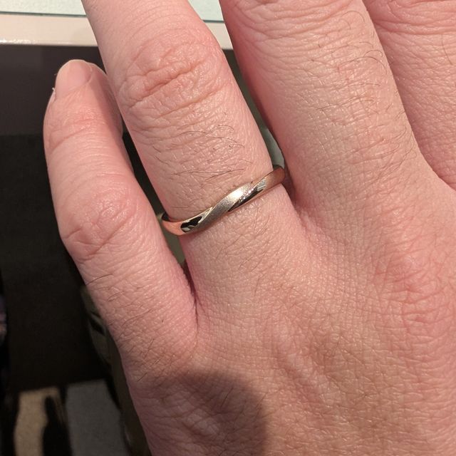 【アイプリモ(I-PRIMO)の口コミ】 初めは指輪はストレートな形状で幅太めを希望していたのですが、パーソナ…