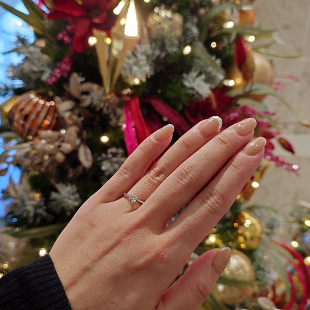 【ラザール ダイヤモンド(LAZARE DIAMOND)の口コミ】 指輪の材質は、プラチナ。
指輪のデザインは、流行りに左右されないように…
