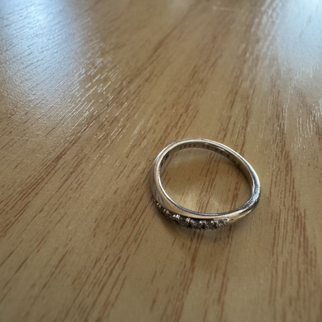 【4℃ BRIDAL(ヨンドシーブライダル)の口コミ】 指輪のデザインとしてはシンプルで、どこにでも付けやすく長年つけていて…