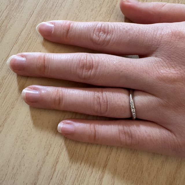 【4℃ BRIDAL(ヨンドシーブライダル)の口コミ】 指輪のデザインとしてはシンプルで、どこにでも付けやすく長年つけていて…
