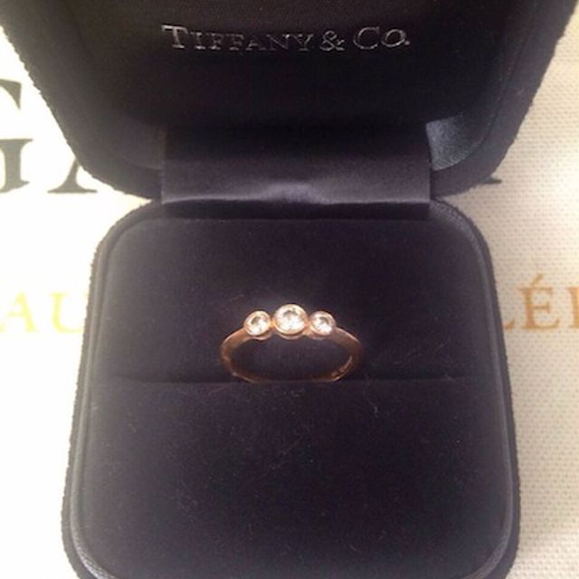 【ティファニー(Tiffany & Co.)の口コミ】 この指輪にした決めては、まず私が一粒ダイヤがどーんと真ん中に着いてい…