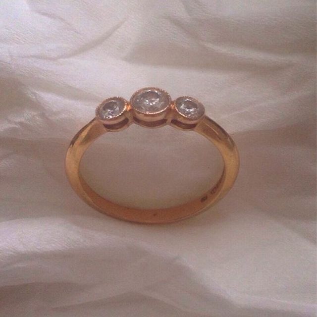 【ティファニー(Tiffany & Co.)の口コミ】 この指輪にした決めては、まず私が一粒ダイヤがどーんと真ん中に着いてい…