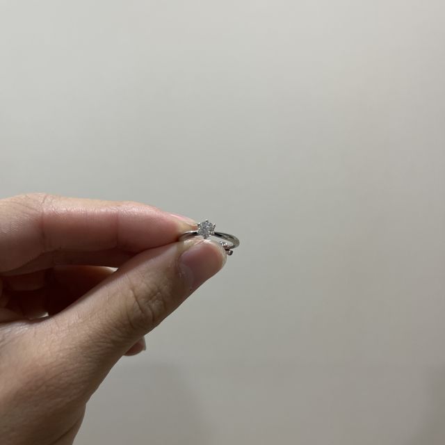 【銀座ダイヤモンドシライシの口コミ】 ダイヤモンドがキラキラと輝いていて、どの角度から見ても輝いて見えます…