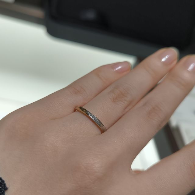 【俄(にわか)の口コミ】 ダイヤが入っていて、地金が2種類のリングをさがしていたため。ウェーブタ…