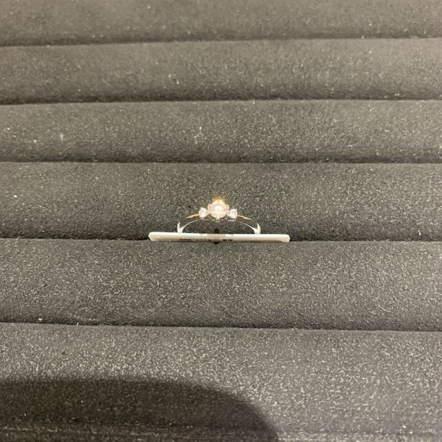 【TRECENTI(トレセンテ)の口コミ】 シンプルなデザインであり、結婚指輪が他のブランドでも重ねづけが容易な…