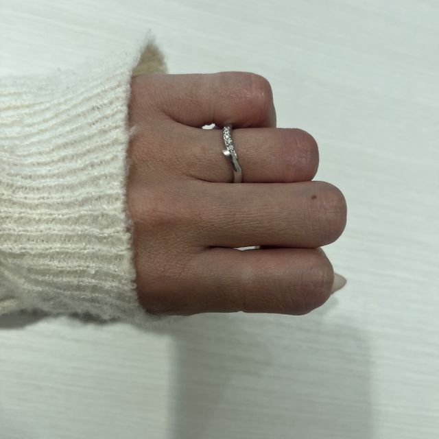 【輪-RIN-の口コミ】 素材はプラチナです。
沢山試着もしましたが
こちらのデザインに一目惚れ…