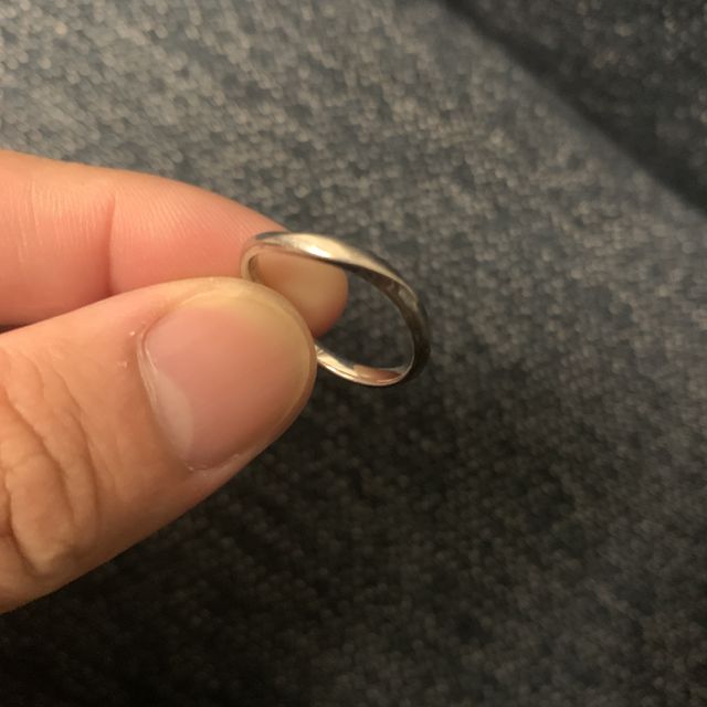 【銀座ダイヤモンドシライシの口コミ】 指輪のデザインが綺麗でとても気に入りました。
シンプルでも繊細なデザイ…