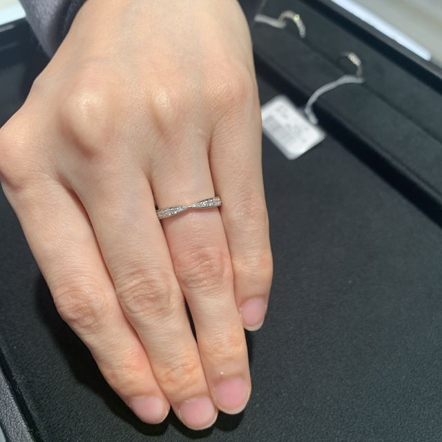 【ティファニー(Tiffany & Co.)の口コミ】 婚約指輪と重ねづけすると一つの指輪のデザインぽくなるのがかわいくて、…