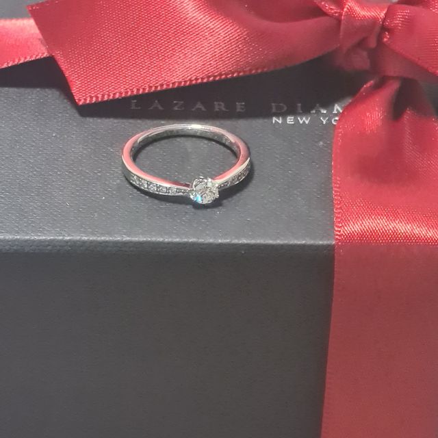 【ラザール ダイヤモンド(LAZARE DIAMOND)の口コミ】 指輪のデザインは中央になるにつれて細くなっているため指が長く細くキレ…