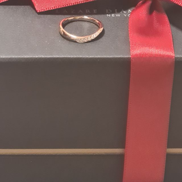 【ラザール ダイヤモンド(LAZARE DIAMOND)の口コミ】 指輪のデザインは緩やかな流線形となっておりダイヤが11個入っています。…