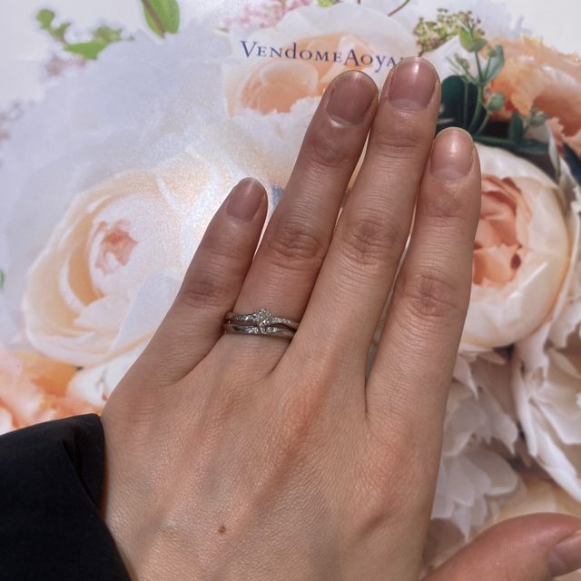 【ヴァンドーム青山(VENDOME AOYAMA)の口コミ】 左右のダイヤモンドキラキラと何粒かついていたため、こちらの商品を試着…