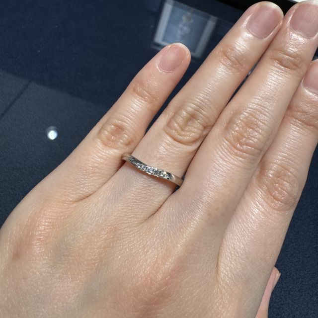 【ROYAL ASSCHER(ロイヤル・アッシャー)の口コミ】 緩やかなV字なので、ウェーブにも見えるデザインに惹かれました。ダイヤが…