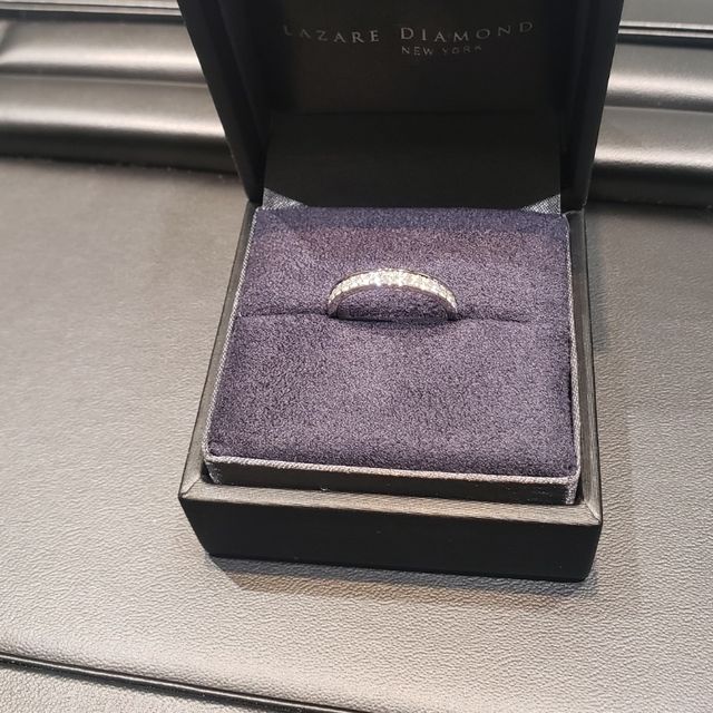 【ラザール ダイヤモンド(LAZARE DIAMOND)の口コミ】 フルエタニティリングでどの角度からみても、もの凄く綺麗なので気に入り…
