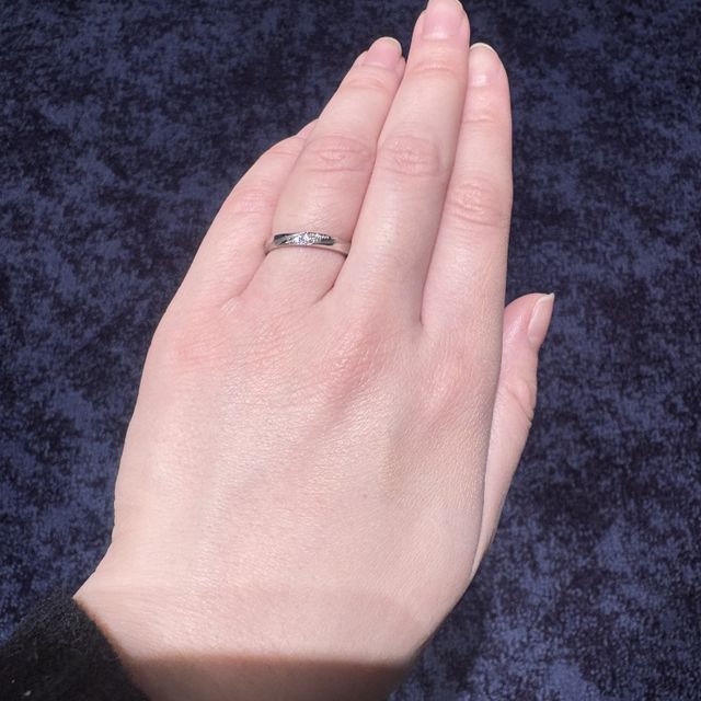 【TANZO.(鍛造指輪)の口コミ】 キラリと輝く3点のダイヤが魅力的で、サイドのマット加工もよりダイヤの輝…