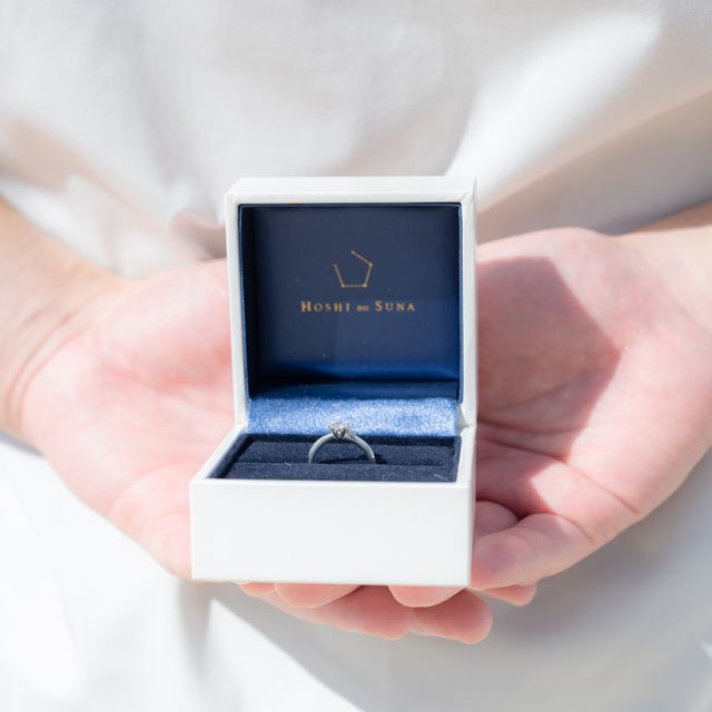 【HOSHI no SUNA 星の砂(ほしのすな)の口コミ】 指輪の隣に2つ小さなダイヤモンドが付いているデザインはよくありますが、…