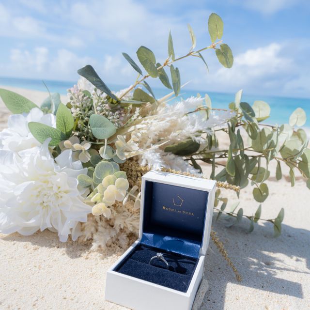 【HOSHI no SUNA 星の砂(ほしのすな)の口コミ】 指輪の隣に2つ小さなダイヤモンドが付いているデザインはよくありますが、…