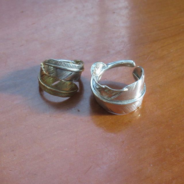 【goro&rsquo;s(ゴローズ)の口コミ】 指輪のデザインは鷹の羽、フェザーをモチーフにしてます。
素材はシルバー…