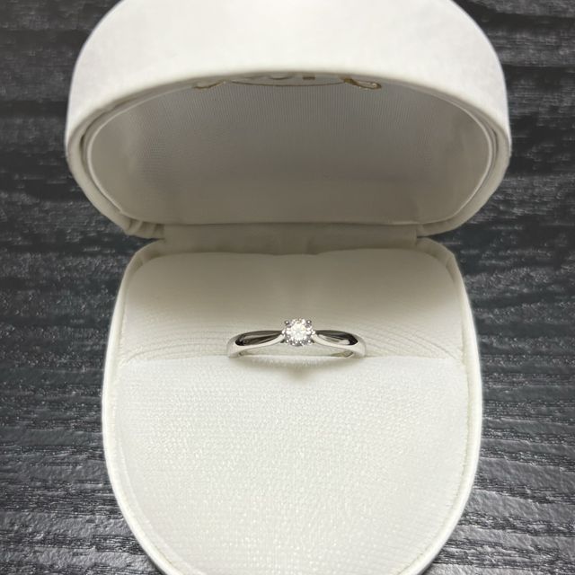 【カオキ　ダイヤモンド専門卸直営店の口コミ】 値段の価格を事前に伝えて彼女と一緒に決めました！
彼女の指にはシンプル…