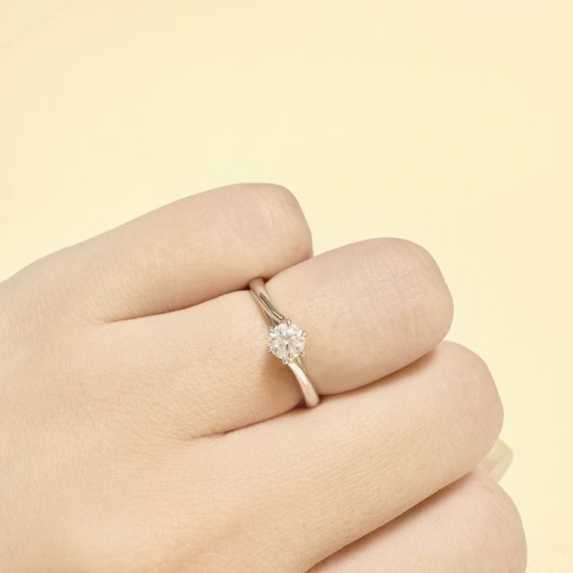 【銀座ダイヤモンドシライシの口コミ】 指輪のデザイン→ギラッギラの指輪も多いですが、こちらはシンプルで…