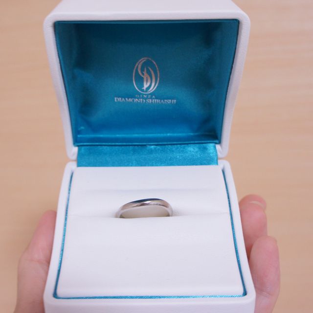 【銀座ダイヤモンドシライシの口コミ】 先に妻の結婚指輪を決め、その商品の男性バージョンを選びました。接客業…