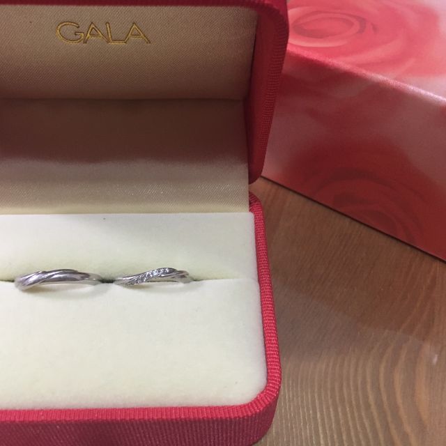 【GALA JEWELRY(ガラジュエリー)の口コミ】 自分達の思い出をデザインしたレーザーアートを指輪に施せるところと、ツ…