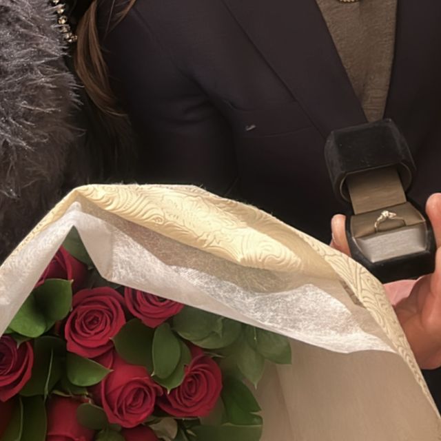 【LOVEST(ラヴェスト)の口コミ】 派手なデザインが好みの方に向けてメインのダイヤの両脇に小さいダイヤを…