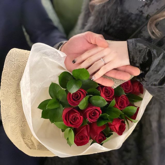 【LOVEST(ラヴェスト)の口コミ】 派手なデザインが好みの方に向けてメインのダイヤの両脇に小さいダイヤを…