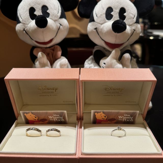 【ケイウノ ブライダル(K.UNO BRIDAL)の口コミ】 婚約指輪は、プーさんがダイヤを入れたハニーポットを支えるデザインがと…