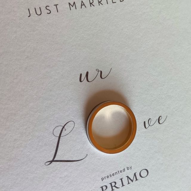 【アイプリモ(I-PRIMO)の口コミ】 指輪の中心部の溝がイエローゴールドになっているシンプルで落ち着いてい…