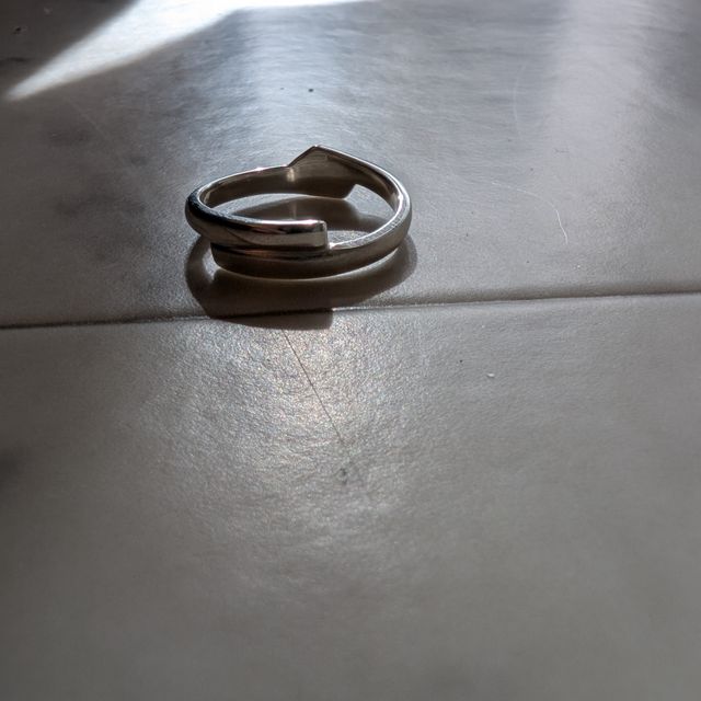 【CRAFY(クラフィ)の口コミ】 個性的なデザインであり、上下で重なっているような特殊な指輪にしました…