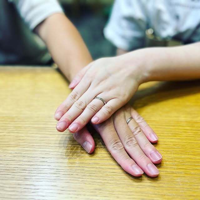 【Galopine & Galopin(ガロピーネガロパン)の口コミ】 ダイヤが1つ埋め込まれているのでシンプルすぎず派手すぎず、
どんな場面…