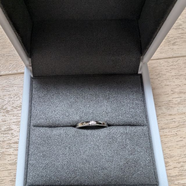 【Galopine & Galopin(ガロピーネガロパン)の口コミ】 ダイヤが1つ埋め込まれているのでシンプルすぎず派手すぎず、
どんな場面…