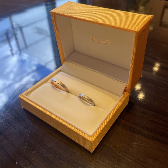 【ケイウノ ブライダル(K.UNO BRIDAL)の口コミ】 つけた時にギラギラし過ぎないマット加工にしました。
見方によって白っぽ…