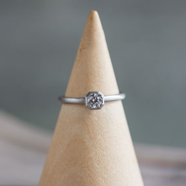 【Cayof(カヨフ)の口コミ】 枠はシンプルですが、実際に着用するとダイヤのキラキラした存在感がしっ…