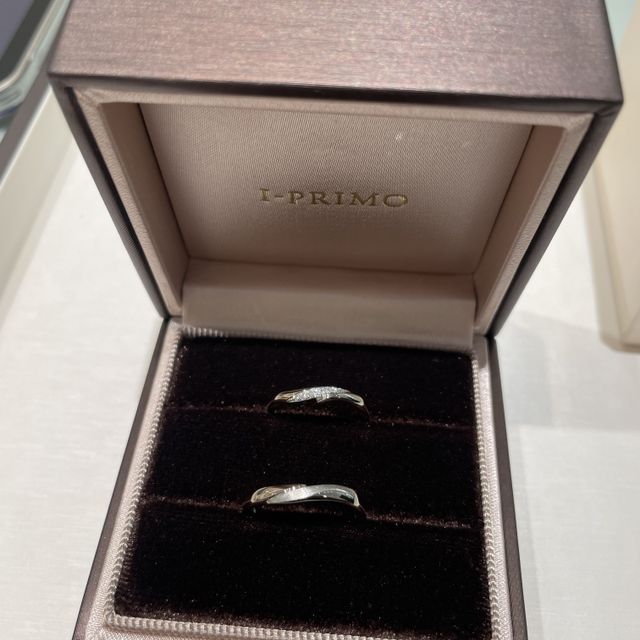 【アイプリモ(I-PRIMO)の口コミ】 ツートーンカラーで他にあまり見ないデザインが気に入りました。
指輪のデ…