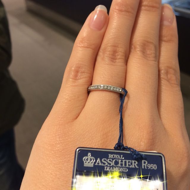 【ROYAL ASSCHER(ロイヤル・アッシャー)の口コミ】 最近は、シンプルなものより、ダイヤ入りの結婚指輪が増えていると
店員さ…