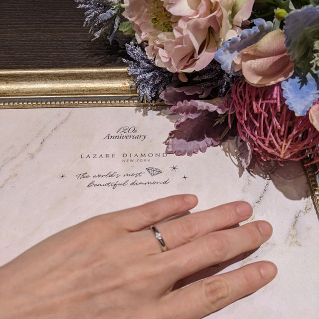 【ラザール ダイヤモンド(LAZARE DIAMOND)の口コミ】 デザインは王道のシンプルデザインですが、プラチナリングが太めでダイヤ…