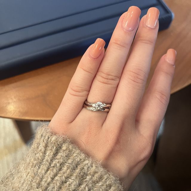 【アイプリモ(I-PRIMO)の口コミ】 他の人と被らないデザインに惹かれました。プラチナ1色だけだと似てるデザ…