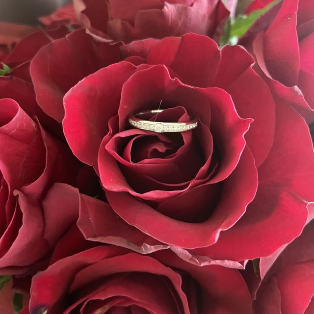 【ラザール ダイヤモンド(LAZARE DIAMOND)の口コミ】 とにかくキラキラで手元を見るだけで笑顔になります！
ハーフエタですが、…