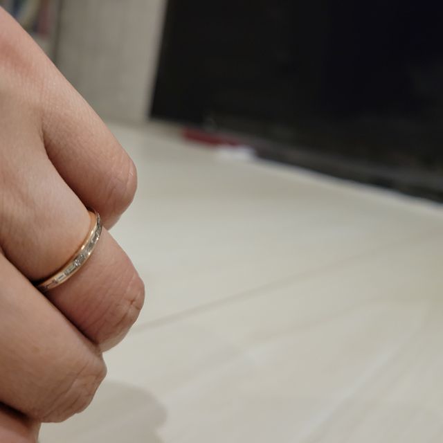 【ORECCHIO(オレッキオ)の口コミ】 リングははだ馴染みの良いゴールドにしました。ダイヤが入っていて、ハー…