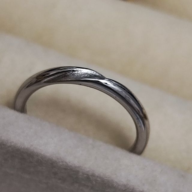 【TRECENTI(トレセンテ)の口コミ】 金属を盛って曲線に仕上げているため、摩擦が少なく着け心地が良い。
耐久…