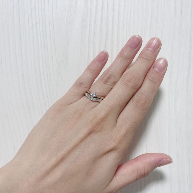 【銀座ダイヤモンドシライシの口コミ】 婚約指輪が他ブランドのものだったから重ね付けした時に違和感ないものを…