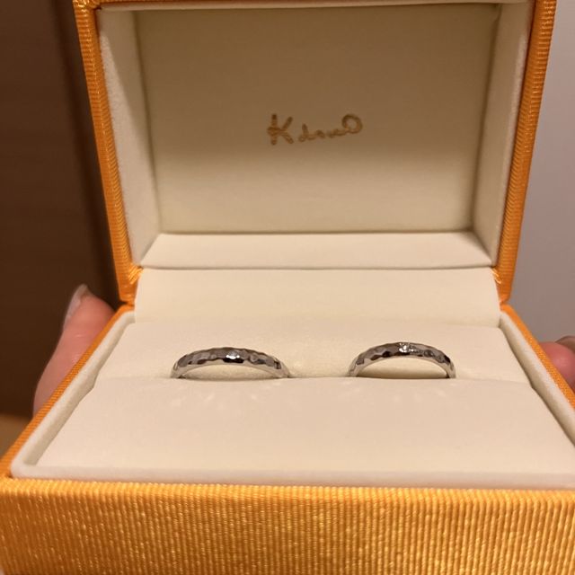 【ケイウノ ブライダル(K.UNO BRIDAL)の口コミ】 槌目模様というとても特徴的なデザインにしました。
どの角度から見てもと…