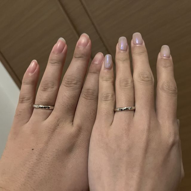 【ケイウノ ブライダル(K.UNO BRIDAL)の口コミ】 槌目模様というとても特徴的なデザインにしました。
どの角度から見てもと…