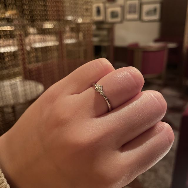 【アイプリモ(I-PRIMO)の口コミ】 真っ直ぐなリングではなく、少しカーブかかったリングに、ダイヤが輝いて…