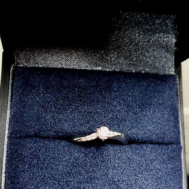 【ラザール ダイヤモンド(LAZARE DIAMOND)の口コミ】 ウェーブのフォルムの指輪で、実際に比べて指が長く見える印象があります…