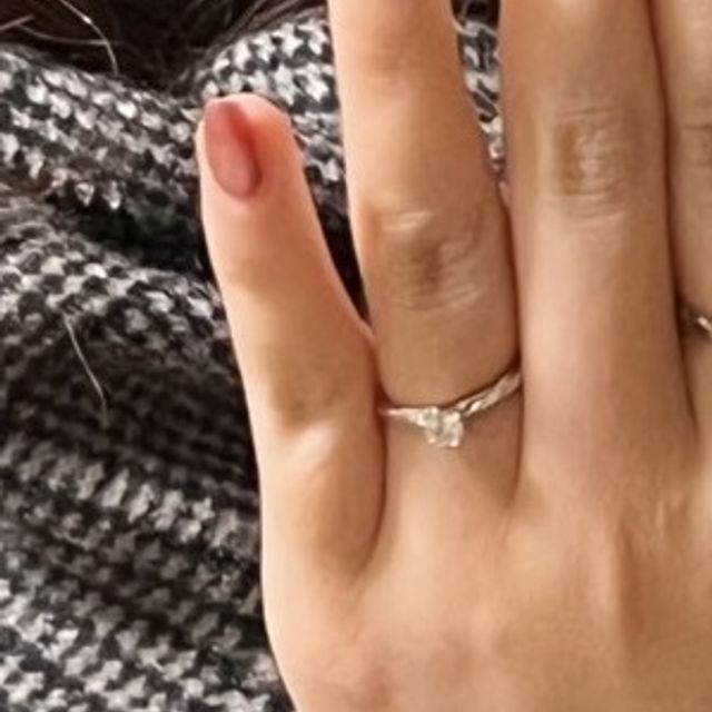 【銀座ダイヤモンドシライシの口コミ】 プロポーズの際にいただきましたがダイヤモンドがとても綺麗で見惚れてし…